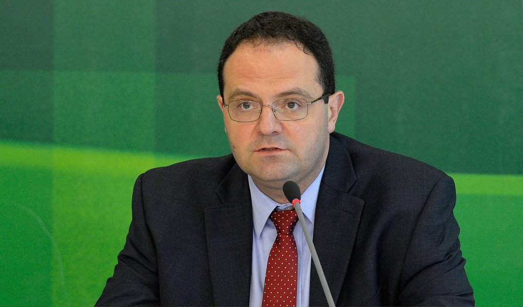 O ministro do Planejamento, Nelson Barbosa, afirmou nesta quarta (15) que a recuperação da economia, no entanto, será insuficiente para reverter a queda da atividade econômica no início de 2015, fazendo o PIB encerrar o ano com queda de 0,9%; de acordo com o ministro, o governo espera contração no primeiro trimestre, estabilidade no segundo e crescimento baixo no terceiro; somente a partir do quarto trimestre, disse Barbosa, a economia deverá apresentar crescimento expressivo