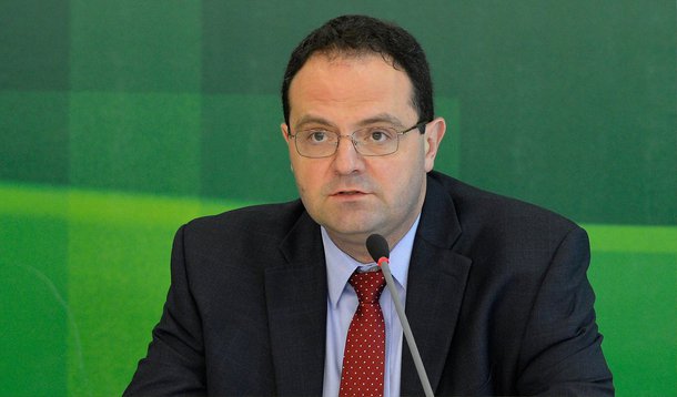 O ministro do Planejamento, Nelson Barbosa, afirmou nesta quarta (15) que a recuperação da economia, no entanto, será insuficiente para reverter a queda da atividade econômica no início de 2015, fazendo o PIB encerrar o ano com queda de 0,9%; de acordo com o ministro, o governo espera contração no primeiro trimestre, estabilidade no segundo e crescimento baixo no terceiro; somente a partir do quarto trimestre, disse Barbosa, a economia deverá apresentar crescimento expressivo