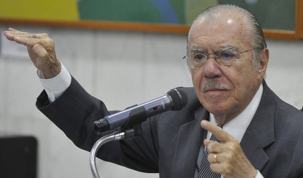 Diante do suposto envolvimento da ex-governadora do Maranhão Roseana Sarney (PMDB) com o doleiro Alberto Youssef, o ex-presidente da República José Sarney tenta livrar a sua filha ao questionar "que culpa tem o Maranhão pela corrupção e pela bagunça da Petrobras"; após a estatal descartar a execução da refinaria de Bacabeira (MA), Sarney disse que se trata de uma "manifestação de discriminação, desprezo, ingratidão e injustiça"; "(O Maranhão) deixou de ter ministros, perdemos o Ministério de Minas e Energia e o do Turismo e não temos mais uma voz forte para fazer a defesa de nossa gente", afirmou o peemedebista
