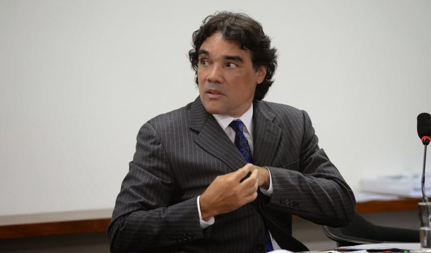 Integrantes do PMDB maranhense cogitaram, recentemente, a possibilidade de o senador Lobão Filho (PMDB) assumir a direção da executiva estadual; o parlamentar, no entanto, rechaça esta possibilidade; "Eu não tenho muita pretensão em assumir a direção, mas se o partido me convocar eu aceito e desempenharei o papel que deve ser desempenhado nessa convivência partidária, mas não é algo que eu esteja buscando", disse; sobre o atual governador Flávio Dino (PC do B), o peemedebista foi cauteloso: "deixa esse governo se consolidar para nós sabermos se essa gestão atende às expectativas que foram criadas" 