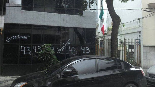 O Consulado Geral do México no Rio de Janeiro amanhece pichado com o número de 43, referência à quantidade de estudantes assassinados e queimados, em setembro, por ordem do então prefeito da cidade de Iguala, José Luis Abarca, e sua esposa; o município fica no estado de Guerrero, Centro-Oeste do México; tanto o ex-prefeito como sua mulher estão presos
 