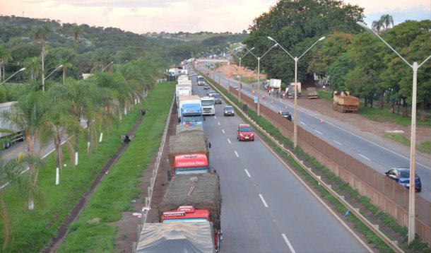 Os protestos de caminhoneiros em importantes rodovias do Brasil se espalharam nesta terça (24), sétimo dia de manifestação, chegando ao Estado de São Paulo e restringindo a oferta de combustíveis e matérias primas para a indústria de alimentos em diversos Estados e impactando a colheita e a exportação de produtos chaves do país, como a soja; o governo federal estima "graves prejuízos" em função das paralisações, e busca negociar com as lideranças do movimento para colocar um fim aos protestos, sem acenar positivamente para uma das principais reivindicações: a redução do preço do diesel