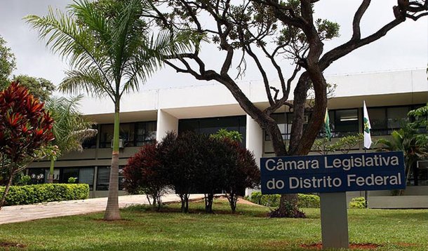 A Câmara Legislativa aprovou ontem (12), o chamado "orçamento impositivo" para emendas orçamentárias de autoria dos distritais; a nova regra torna "obrigatória a execução orçamentária e financeira dos programas de trabalho incluídos por emendas individuais dos deputados distritais ao projeto de lei orçamentária anual"; no entanto, as emendas precisam ser "destinadas a investimentos, manutenção e desenvolvimento do ensino ou a ações em serviço público de saúde e infraestrutura urbana"