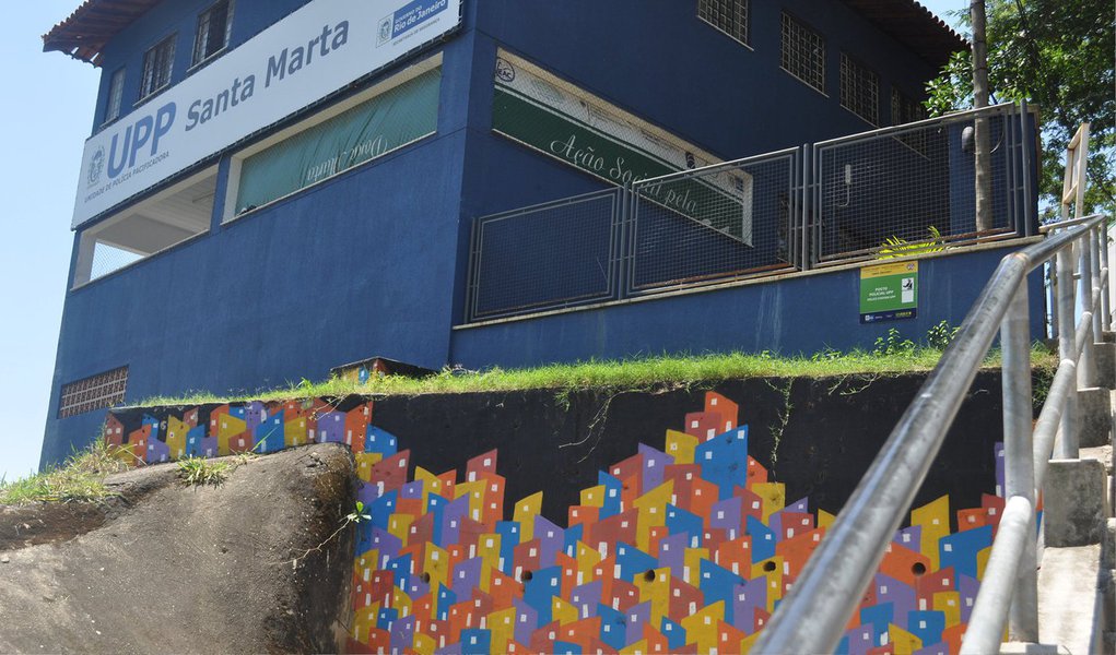 O governo do Rio sancionou uma lei que define o Programa de Polícia Pacificadora como política de estado, ou seja, não poderá ser interrompido com a troca de governos; uma das principais medidas será a instalação de bandeiras de cores diferentes para definir o grau de risco de cada região; comunidades já pacificadas serão consideradas administrativamente de cor verde, em processo de pacificação, cor amarela, e onde os PMs ainda encontram algum tipo de resistência serão considerada cor vermelha