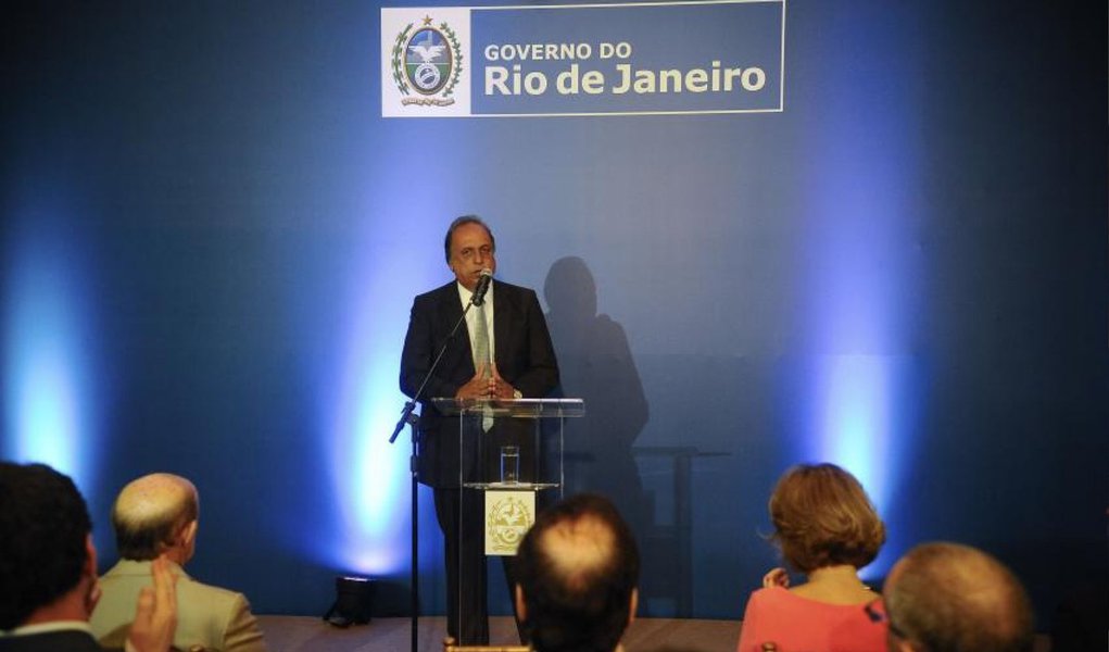 Governador do Rio, Luiz Fernando Pezão (PMDB), disse que não haverá aumento da carga tributária no estado; "Não vou aumentar carga tributária ou criar imposto novo. Não vou criar nada. Se puder, diminuo. Acho que o país avançará no dia em que começar a discutir redução de carga tributária com o compromisso de recolher mais e empregar mais. Este é o nosso dever de casa. Ninguém suporta mais aumento de nada", informou ao empossar o secretariado no Palácio Guanabara