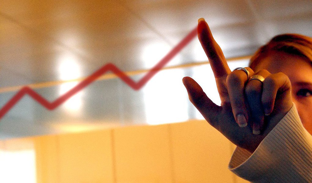 Índice Nacional de Preços ao Consumidor Amplo-15 (IPCA-15), considerado a prévia da inflação oficial, subiu 1,33% em fevereiro, sobre alta de 0,89% no mês anterior, informou o Instituto Brasileiro de Geografia e Estatística (IBGE) nesta terça-feira, 24