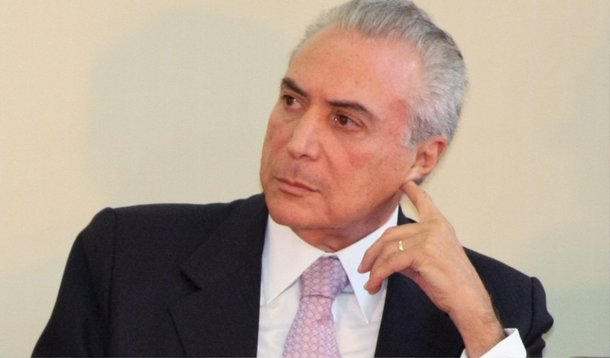 O gabinete do vice-presidente da República, Michel Temer, está investigando o site apócrifo intitulado www.micheltemerpresidente.com, que entrou no ar no último dia 15, e se mantém envolto em vários mistérios; a página "lança" Temer à Presidência da República em 2018 ou sua ascensão ao cargo, num cenário de saída da presidente Dilma Rousseff; segundo assessores da vice-presidência, o site foi criado nos Estados Unidos e alojado de uma forma que dificulta a descoberta da pessoa que o montou, motivo pelo qual ainda não se chegou a uma conclusão das investigações