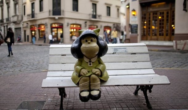 Frases da principal personagem de quadrinhos do cartunista argentino Quino foram traduzidas em vinte línguas e continuam atuais. É por isso que, nesta segunda-feira (29), velhos e novos fãs da menina inconformista, que vivia questionando políticos, economistas e adultos em geral, vão comemorar seu cinquentenário