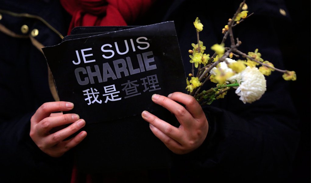 Atentado terrorista com 12 mortos contra uma jornal semanal de sátiras francês que zombou do islamismo parece prestes a dar combustível para os movimentos anti-imigração em toda Europa e inflamar a "guerra cultural" sobre a posição da religião e da identidade étnica na sociedade; "Este ataque certamente vai acentuar a crescente islamofobia na França", disse Olivier Roy, cientista político e especialista em Oriente Médio do Instituto da Universidade Europeia de Florença