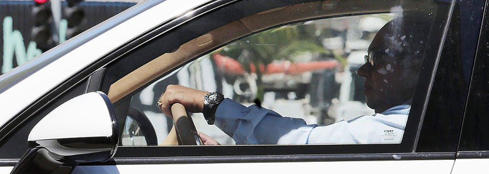 A Corregedoria Regional da Justiça Federal da 2ª Região instaurou uma sindicância para apurar o uso de bens apreendidos do empresário Eike Batista pelo juiz Flávio Roberto de Souza, da 3ª Vara Federal Criminal do Rio de Janeiro; os bens tinham sido apreendidos por decisão do próprio magistrado, em processo, no qual o empresário é acusado de crimes contra o mercado de capitais; o magistrado foi flagrado dirigindo um Porsche de Eike
 