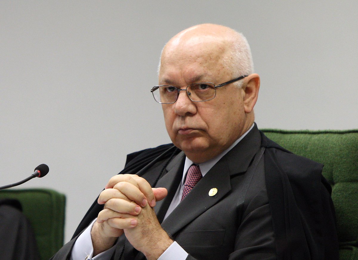 Ministro Teori Zavascki deferiu a abertura de inquérito para investigar 39 autoridades pelo crime de formação de quadrilha para a prática de corrupção e lavagem de dinheiro, relacionada ao pagamento de propinas na Petrobras; conforme decisão de Teori, 19 deputados, sete senadores e 11 ex-deputados, além de João Vaccari Neto e Fernando Baiano (apontados como operadores do esquema), serão investigados por "esquema criminoso" na estatal; ele acolheu pedido feito pelo procurador Rodrigo Janot, que argumenta que grupos de políticos ligados a pelo menos três partidos agiam em associação criminosa