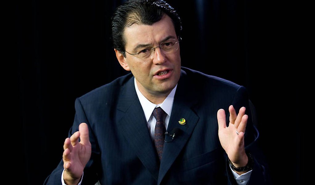 Ministro de Minas e Energia, Eduardo Braga disse que não deve mexer nos subsídios para população de baixa renda e de programas sociais, como o Luz Para Todos; medidas planejadas objetivam encontrar formas de compensar o valor gasto a mais pelas distribuidoras para compra de energia, por causa do baixo volume dos reservatórios das usinas hidrelétricas e da necessidade de acionamento de usinas termelétricas