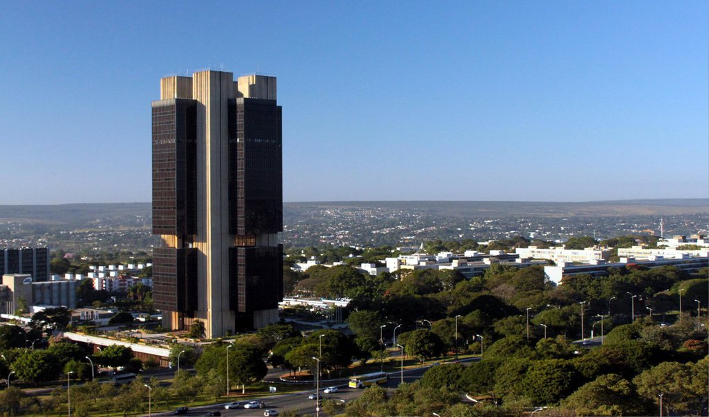 O Comitê de Política Monetária (Copom) do Banco Central decidiu nesta quarta (4), por unanimidade, elevar a taxa básica de juros (Selic) da economia brasileira, que passou de 12,25% para 12,75% ao ano; com o aumento de 0,5 ponto percentual, a taxa retorna ao patamar de janeiro de 2009
