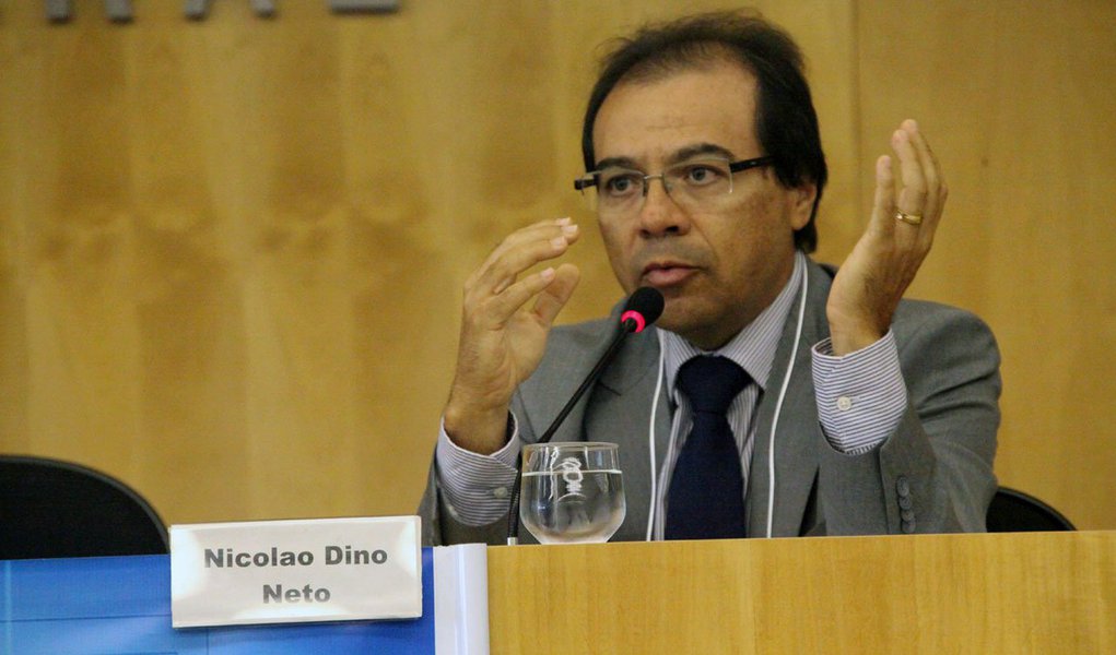 "Mais de uma dezena" de ações penais e de improbidade administrativa será ajuizada essa semana contra empresários e diretores da estatal presos na Operação Lava Jato, disse o subprocurador-geral da República, Nicolao Dino; sobre a investigação, ele afirmou que "talvez estejamos diante do maior caso de corrupção da história", o que "nos entristece"