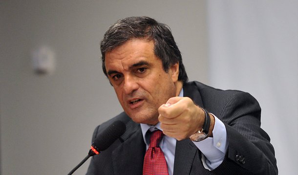 Ministro da Justiça, José Eduardo Cardozo, defendeu nesta sexta (21) que as empresas acusadas de pagar propinas aos diretores da Petrobras para conseguir contratos com a companhia sejam “sanadas” para não prejudicar a economia do país; “É fundamental que quem praticou atos ilícitos seja punido. Mas ao mesmo tempo temos que fazer com que a economia do país não seja atingida. Acho que esse é um grande desafio. É necessário, primeiro, punir com provas. Não podemos, a partir de suposições, ilações ou indício, tirar conclusões definitivas. Mas, havendo a demonstração de ilícitos, que se puna. Mas temos que ter uma política que também favoreça às empresas, de modo a que sejam sanadas”, disse