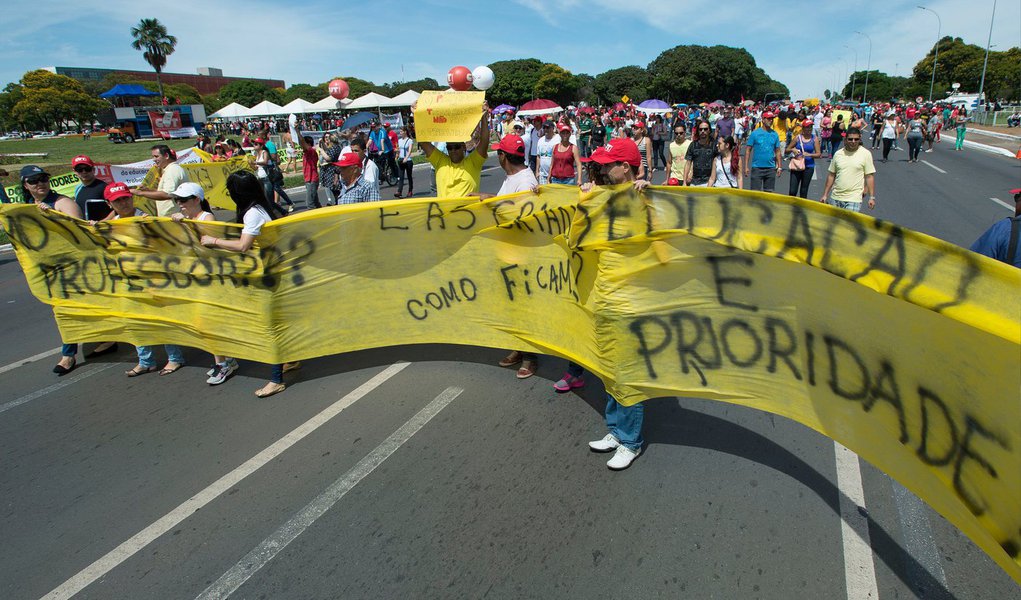 Terceirizados, professores e servidores da saúde fecharam o Eixo Monumental e a 102 Sul, em Brasília (DF), em dois atos distintos de manifestação; em consequência dos salários atrasados que deveriam ter caído nas contas dos trabalhadores nesta quinta (8), servidores do Sindicato dos Empregados em Estabelecimento de Saúde (SindSaúde), decidiram entrar em greve; os magistérios e os terceirizados informaram que vão acampar em frente ao Palácio do Buriti até receberem os valores devidos