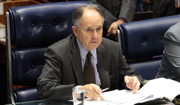 Para o senador Cristovam Buarque (PDT-DF), tanto o governo quanto os líderes políticos estão paralisados diante da insatisfação popular e das cobranças das ruas; "Quem está no Governo não quer que o impeachment prospere, mas não está dizendo como é que vai fazer para o povo voltar para casa sem pedir isso"