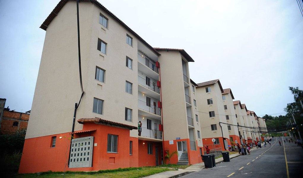 Representantes do 41º Batalhão da PM, em Irajá, do Corpo de Bombeiros, TJ-RJ, da Caixa Econômica; o encontro serviu para organizar o grupo que trabalhará na desocupação do condomínio, ocupado, com apoio de traficantes da região, por aproximadamente 200 famílias; a expectativa é de que um oficial de Justiça entregue até amanhã (19) cópia do mandado de reintegração de posse às famílias que invadiram os 240 apartamentos do conjunto habitacional