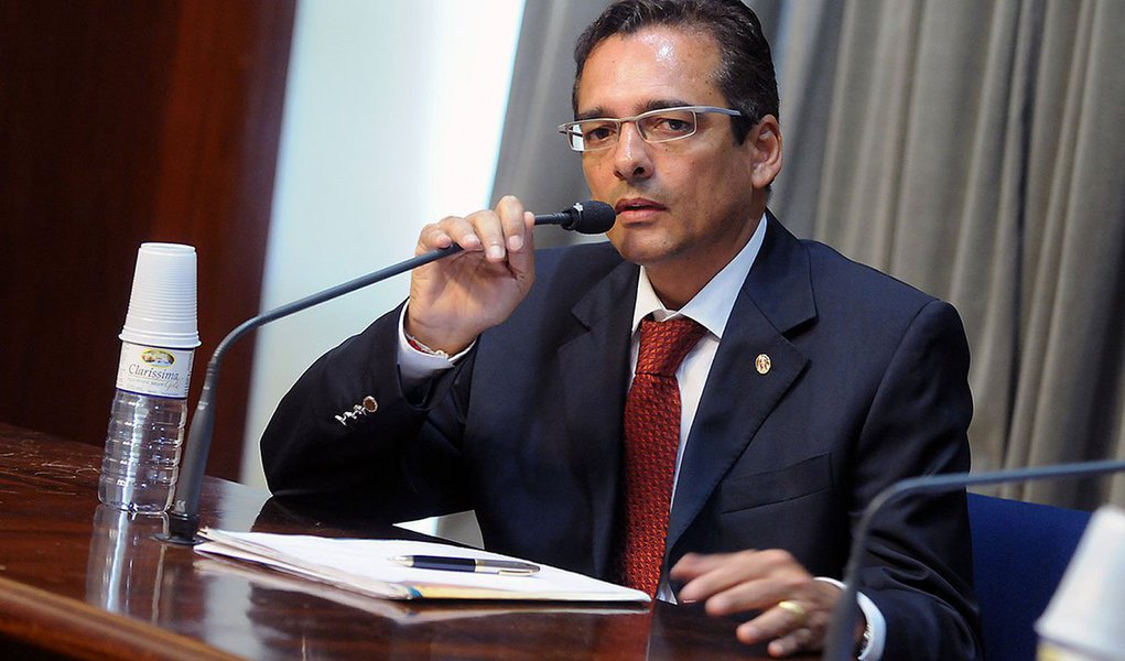 Deputado Protógenes Queiroz (PCdoB-SP) será julgado nesta terça-feira por ação em que foi condenado a 3 anos e 11 meses de prisão por violação de sigilo funcional e fraude processual; ele quer que o caso seja retirado de pauta para que antes seja apreciado o impedimento do juiz que o condenou; "Caso contrário, vou renunciar ao meu mandato, para não ser vítima de uma injustiça"