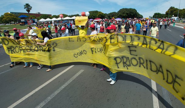 Terceirizados, professores e servidores da saúde fecharam o Eixo Monumental e a 102 Sul, em Brasília (DF), em dois atos distintos de manifestação; em consequência dos salários atrasados que deveriam ter caído nas contas dos trabalhadores nesta quinta (8), servidores do Sindicato dos Empregados em Estabelecimento de Saúde (SindSaúde), decidiram entrar em greve; os magistérios e os terceirizados informaram que vão acampar em frente ao Palácio do Buriti até receberem os valores devidos