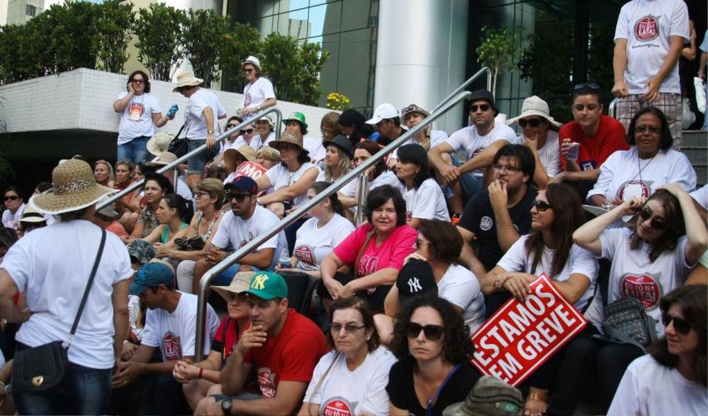 O governo do Paraná desistiu nesta quinta (19) de propor medidas que mexeriam em direitos dos servidores públicos do Estado, mas não conseguiu por fim à greve de professores; após uma reunião de três horas com o sindicato que representa os docentes estaduais, o secretário-chefe da Casa Civil, Eduardo Sciarra, afirmou que o governo não vai propor "nenhum projeto que retire benefícios ou direitos dos trabalhadores", mas sindicato quer mais garantias