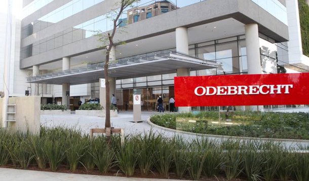 A agência de classificação de risco Moody´s decidiu colocar em perspectiva para possível rebaixamento a avaliação de risco da construtora Norberto Odebrecht; o motivo seria a deterioração das perspectivas para o setor de engenharia e construção no país após a operação Lava Jato, além da crescente incerteza macroeconômica que pode resultar em taxas fracas de crescimento e em pressões inesperadas no fluxo de caixa da empresa; a mudança na perspectiva dessa avaliação afeta cerca de US$ 3,1 bilhões em títulos de dívida da construtora