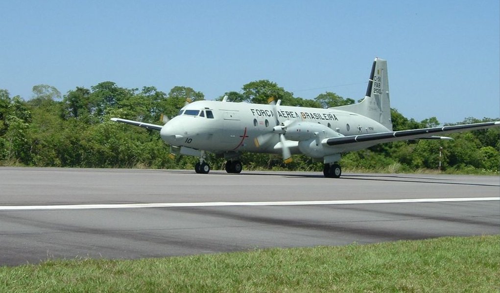 A presidente Dilma Rousseff vai editar na próxima semana um decreto proibindo os seus 39 ministros de usarem aeronaves da Força Aérea Brasileira para retornar aos seus Estados de origem, o que ocorre geralmente nos fins de semana; a informação foi divulgada nesta quinta (2) pela assessoria de imprensa do Palácio do Planalto; os ministros só poderão requisitar a aeronave para seus Estados de origem em casos excepcionais, quando houver compromisso de trabalho na mesma data e local; medida foi tomada sob o argumento da necessidade de ajuste das contas federais