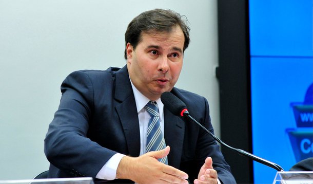 Ex-presidente nacional do DEM e crítico da gestão do PT no Palácio do Planalto, Rodrigo Maia foi um dos oito deputados do DEM que votaram a favor da Medida Provisória 665, que altera regras trabalhistas, aprovado nessa quarta-feira, 6, na Câmara; "Eu quis garantir na verdade um voto de confiança ao ministro da Fazenda [Joaquim Levy] e ao presidente Michel Temer, muito mais do que um voto de confiança a ela [Dilma]", disse; apoio se deu após negociação que teve a participação do vice-presidente Michel Temer, articulador político do governo, e do prefeito de Salvador, ACM Neto (DEM)