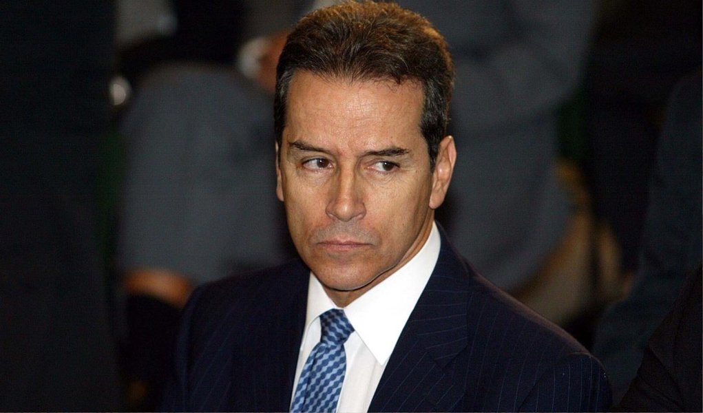 Ministério Público Federal (MPF) entrou na Justiça com uma ação de improbidade contra o ex-senador Luiz Estevão, que, em dezembro passado, saiu do Complexo Penitenciário da Papuda (DF) sem autorização judicial; também são alvo da ação Cláudio Magalhães, ex-coordenador da Sesipe; e Murilo José Juliano da Cunha, ex-diretor do Centro de Detenção Provisória; Estevão responde por ter se beneficiado da irregularidade