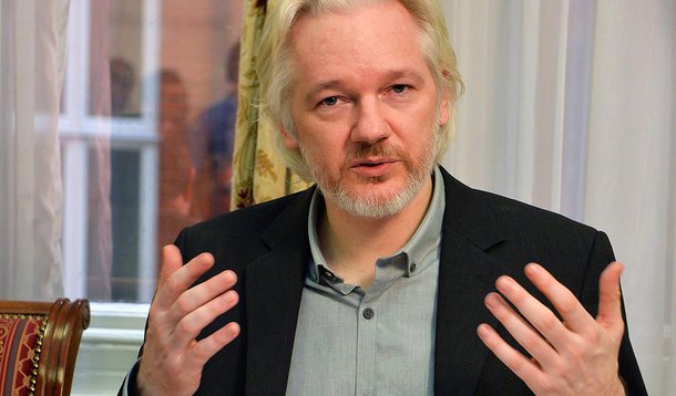 Procuradores suecos pediram a aprovação do fundador do WikiLeaks, Julian Assange, para interrogá-lo em Londres, onde está abrigado na embaixada do Equador, em possível avanço para um caso que está estagnado há anos; um dos advogados de Assange disse que aceitou o pedido, mas acrescentou que o processo pode demorar porque também é necessário a autorização de autoridades britânicas e equatorianas; a Suécia quer interrogar Assange sobre um caso de suposto estupro e abuso sexual, os quais ele nega