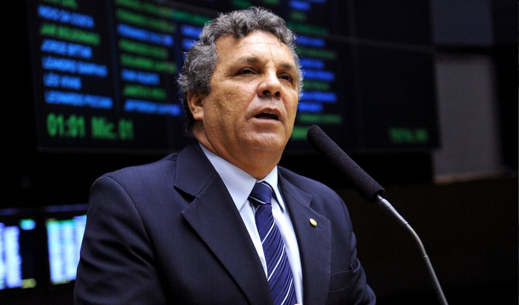 Deputado do DEM, Alberto Fraga, que disse que Jandira Feghali deveria "apanhar como homem", foi poupado, no noticiário, de seu currículo "pacifista", diz o jornalista Fernando Brito, do Tijolaço; há dois meses, chegou ao STF o processo em que o parlamentar foi condenado por porte ilegal de arma; além de seis cartuchos que o municiavam, ele tinha num quarto de hotel outras 46 balas para sua arma 'Magnum 357', 145 balas de calibre 9 mm, 92 de '.40', todas de uso restrito às Forças Armadas, e mais 1.112 projéteis de calibre "legal", ou seja, 1440 projéteis, no total