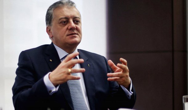 O presidente da Petrobras afirmou em entrevista que a estatal irá trabalhar para recuperar os R$ 6,2 bilhões desviados pela corrupção e garantiu que a companhia já tem mecanismos capazes de controlar e mitigar o risco de novos casos de irregularidades; "Conhecendo o caráter e a honradez e pelo que passou essa empresa, não tenho dúvida de que a possibilidade de isso voltar a acontecer é mínima. Acabou esse negócio de operação (Lava-Jato). Mas temos que ser tratados como companhia. Tem que acabar com essa ansiedade em relação à Petrobras", afirmou; Bendine defendeu também acordos de leniência das empresas da Lava Jato; "Não é justo as empresas morrerem por conta de malfeitos de seus dirigentes, até porque o país não pode parar. É uma condição insuportável"