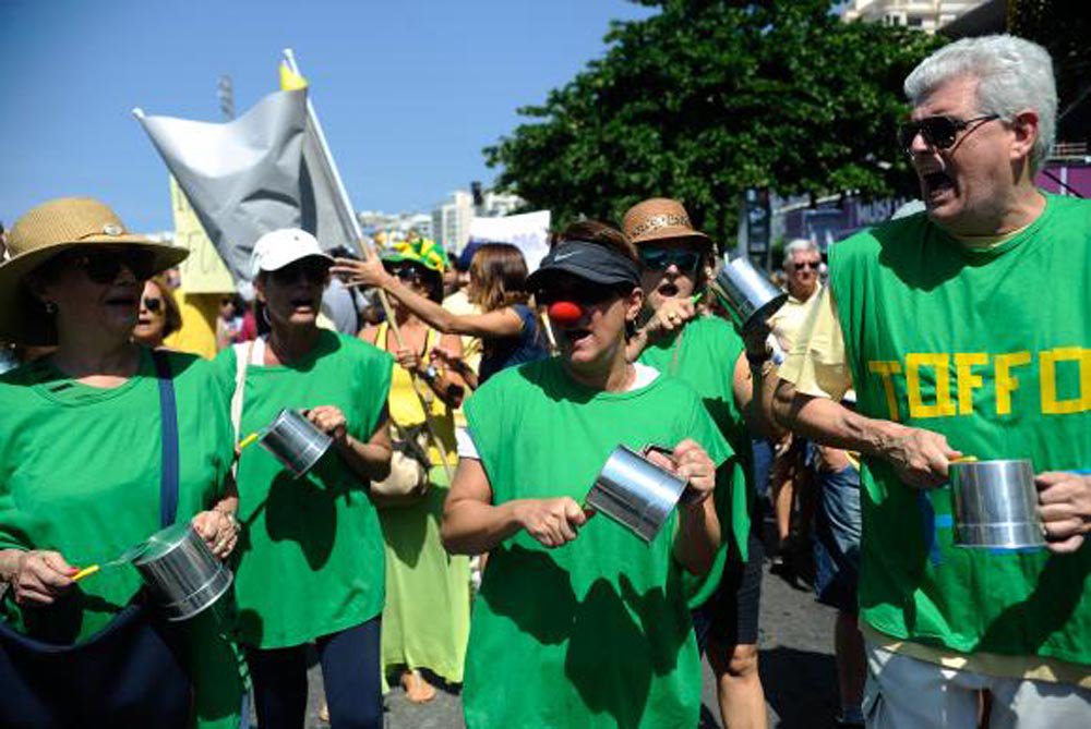 A orla de Copacabana, na zona sul do Rio, está tomada de manifestantes de diferentes movimentos e com diferentes bandeiras neste domingo; manifestantes marcham por uma das pistas da Avenida Atlântica; embora os três carros de som peçam impeachment da presidente Dilma Rousseff e saída do PT do poder, muitos grupos aproveitam o evento para fazer outras reivindicações; o advogado Eduardo Lima, que é contra o impeachment, segurava um cartaz pedindo reforma política; "A única solução é uma nova Constituição que inclui como crime hediondo a corrupção. Tirar a Dilma não adianta"