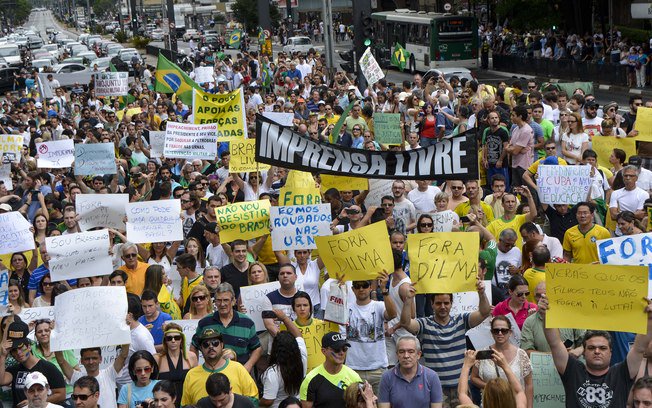 Aos brasileiros sérios, que amam este país, só resta a indignação de ver a imprensa pautando a oposição e lideranças inconsequentes tentando incendiar o país