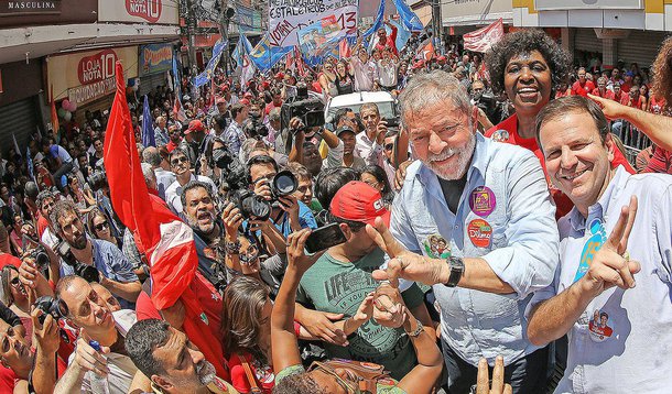 Após derrota do senador Lindbergh Farias, que ficou em quinto lugar nas eleições passadas no Estado, presidente do diretório estadual do PT, o prefeito de Maricá, Washington Quaquá, indica que há um processo de fortalecimento da liderança do prefeito Eduardo Paes. "Ele embarcou na candidatura da presidente Dilma Rousseff, é amigo do [ex-presidente Luiz Inácio] Lula [da Silva]", afirma; aproximação visa o “Volta, Lula” 