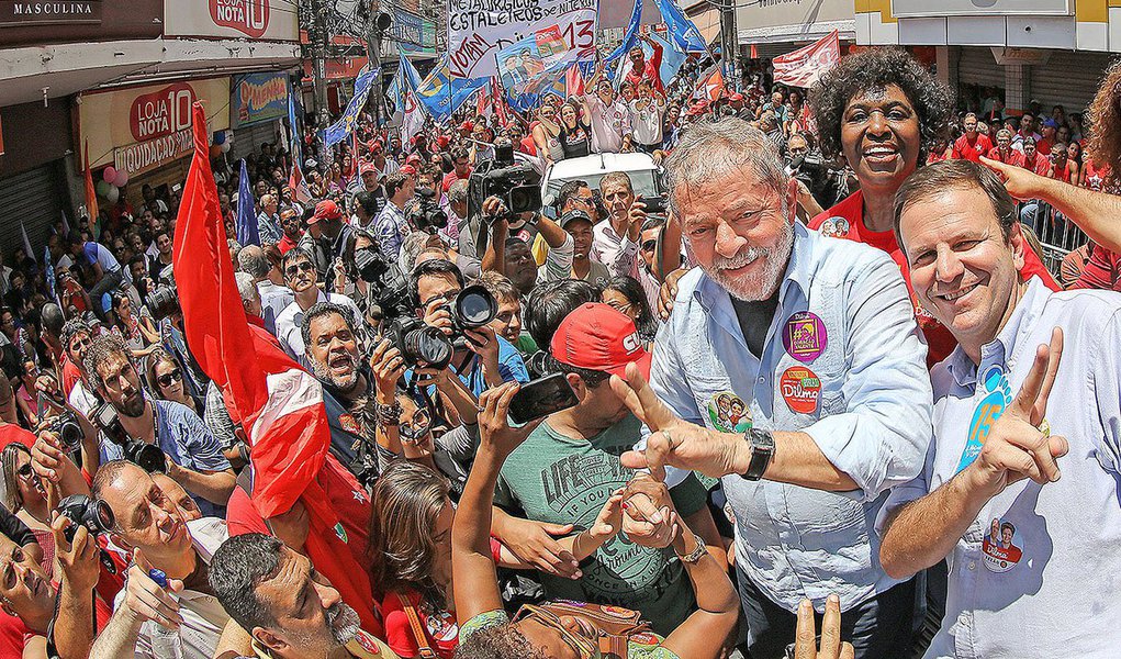 Após derrota do senador Lindbergh Farias, que ficou em quinto lugar nas eleições passadas no Estado, presidente do diretório estadual do PT, o prefeito de Maricá, Washington Quaquá, indica que há um processo de fortalecimento da liderança do prefeito Eduardo Paes. "Ele embarcou na candidatura da presidente Dilma Rousseff, é amigo do [ex-presidente Luiz Inácio] Lula [da Silva]", afirma; aproximação visa o “Volta, Lula” 