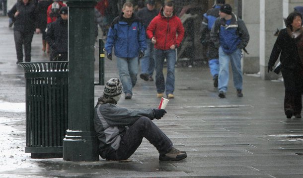 O governo da Noruega apresentou nesta terça (3) um polêmico projeto de lei que não só torna crime a mendicância organizada, como também proíbe o ato de ajudar; de acordo com o texto, qualquer pessoa que oferecer dinheiro, abrigo ou comida a um mendigo pode ser presa; nos dois casos, a pena seria de um ano de prisão; algumas cidades do país já possuem lei semelhante; a Noruega, país com população superior a 5 milhões de pessoas, tem entre 500 a 1 mil pedintes estrangeiros, dependendo da época do ano; a maioria é originária da Romênia e de outros países do Leste Europeu