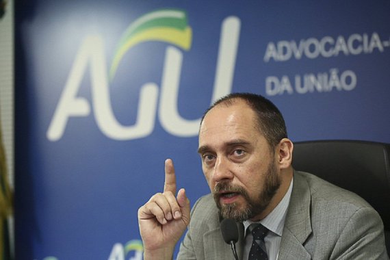 O ministro da Advocacia-Geral da União (AGU), Luís Inácio Adams saiu em defesa do acordo de leniência  entre as empreiteiras envolvidas na Operação Lava Jato e o governo federal, de maneira a permitir o rápido ressarcimento, por meio de multas, dos recursos ao Estado, além de possibilitar que as empresas voltem a ter condições de disputar obras públicas; "O acordo tem uma dupla função. No âmbito do Estado, é recuperar, investigar e mudar, ou seja, combater a corrupção. No âmbito da empresa, é um esforço de resgate da reputação", disse 