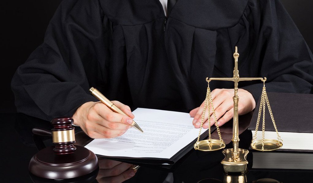 Ordem dos Advogados do Brasil (OAB) e associações de juízes lançaram nesta quarta-feira 5 manifesto contra a chamada PEC da Bengala, que amplia de 70 para 75 anos a idade limite para a permanência de juízes, desembargadores e ministros de tribunais superiores nos cargos; argumentos a favor da profissão, como imobilização da carreira e necessidade de renovação da jurisprudência, se juntam à preocupação com a composição política das cortes