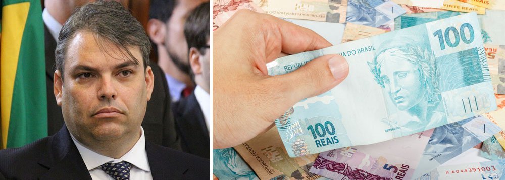 Governo do Distrito Federal informou que antecipará o pagamento das duas últimas parcelas dos salários de fevereiro dos servidores que ganham mais de R$ 11 mil; segundo o Executivo, 14 mil funcionários receberão o salário integral na noite desta terça e não no último dia útil do mês, como foi anunciado; secretário de Gestão Administrativa, Antônio Paulo Vogel afirmou que cerca de R$ 78 milhões serão destinados para quitar 100% dos salários; no último dia 6, 88% dos servidores receberam salário integral e, no dia 15, outros 3,59% tiveram a remuneração quitada; GDF volta a criticar ex-governador Agnelo Queiroz (PT)