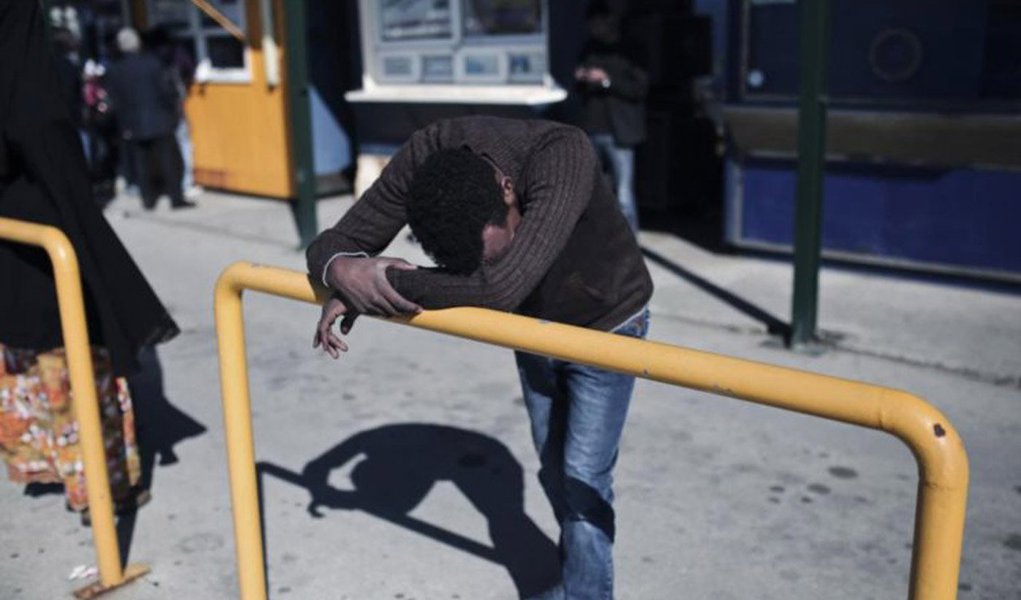 Barco em que clandestinos viajavam com destino à Itália teria naufragado a 60 milhas da costa da Líbia; fontes citadas pelas agências EFE e AFP acrescentam que 28 pessoas foram salvas; pelo menos 24 corpos já foram resgatados pelos serviços da Guarda Costeira e a Marinha, em colaboração com a Armada de Malta; naufrágio teria ocorrido à noite, segundo o testemunho de um dos 28 imigrantes salvos