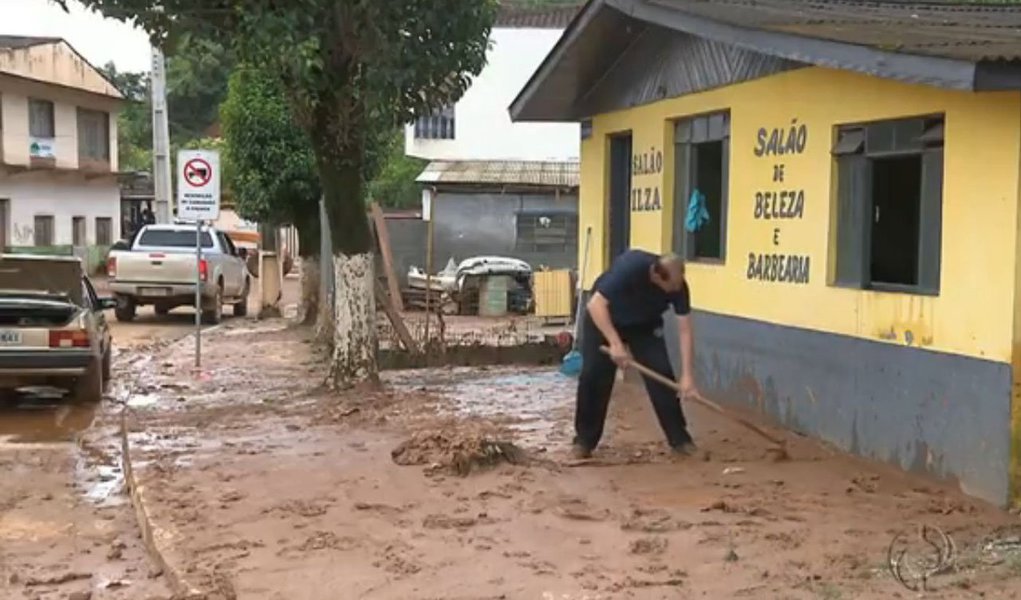 Número de desabrigados e de desalojados é de apenas 50 pessoas; segundo boletim da Defesa Civil Estadual divulgado nesta quinta-feira (25) 13 municípios foram mais atingidos pelos temporais, especialmente o de segunda-feira; são eles: Almirante Tamandaré, Colombo, Itaperuçu, Pinhais, Rio Branco do Sul e Tunas do Paraná, Curitiba, Cascavel, Engenheiro Beltrão, Quinta do Sol, Cianorte, Jardim Alegre e São João do Ivaí