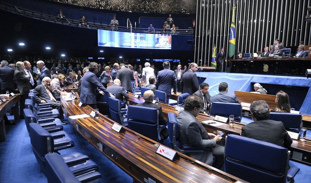 Três meses depois de retornar das atividades, o Senado já tem instalado e em funcionamento três Comissões Parlamentares de Inquérito (CPIs); no entanto, o número pode até dobrar por causa de alguns temas que estão sendo examinados para serem investigados; é o caso de supostas irregularidades e prejuízos na administração de recursos financeiros de previdência complementar de empregados de sociedades de economia mista e de empresas públicas controladas  direta ou indiretamente pela União nos Fundos de Pensão; diferentemente da Câmara dos Deputados, onde só cinco CPIs podem funcionar ao mesmo tempo, no Senado, não há limite 
