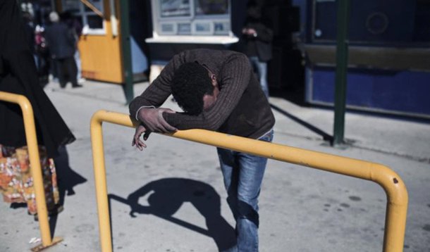 Barco em que clandestinos viajavam com destino à Itália teria naufragado a 60 milhas da costa da Líbia; fontes citadas pelas agências EFE e AFP acrescentam que 28 pessoas foram salvas; pelo menos 24 corpos já foram resgatados pelos serviços da Guarda Costeira e a Marinha, em colaboração com a Armada de Malta; naufrágio teria ocorrido à noite, segundo o testemunho de um dos 28 imigrantes salvos