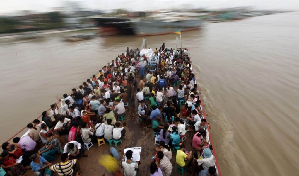 Segundo autoridades do governo de Mianmar informaram neste sábado, 14, a balsa levava 209 pessoas quando saiu para alto mar na noite de sexta-feira, 13, em viagem da cidade de Taunggok para Sittwe, capital do estado de Rakhine, disseram autoridades; “Vinte corpos foram encontrados, enquanto 27 permanecem desaparecidos. Equipes de resgate estão procurando por eles”, afirmou Pyay Nyein, do Departamento de Transporte Aquático local