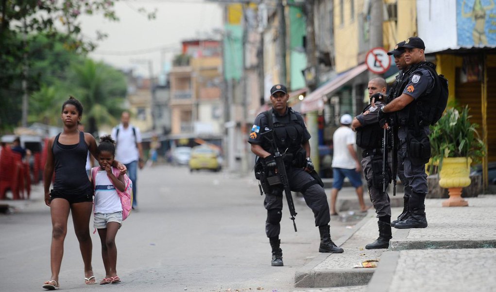 Independente de a bala que atingiu a cabeça de Eduardo de Jesus Pereira, de apenas 10 anos, ter partido ou não de um policial, levantamento feito pelo Globo aponta o Rio de Janeiro como líder no ranking em crimes cometidos por policiais contra crianças; dos 82 assassinatos de jovens de até 14 anos pela polícia no Brasil entre 2003 e 2012, 50 (60%) ocorreram no Rio; as estatísticas foram levantadas a partir de dados do Sistema de Informação de Mortalidade (SIM) do Ministério da Saúde