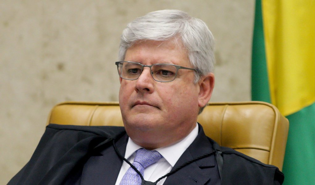 Procurador-geral da República, Rodrigo Janot, ordenou à assessoria parlamentar que visite líderes da base e oposição no Congresso para que votem contra a MP 657, a que beneficia os delegados federais e aumenta o poder da categoria nos inquéritos policiais; a assessoria de Janot nega que ele tenha telefonado para os líderes, mas informa que a assessoria parlamentar tem liberdade para atuar pelos benefícios à classe