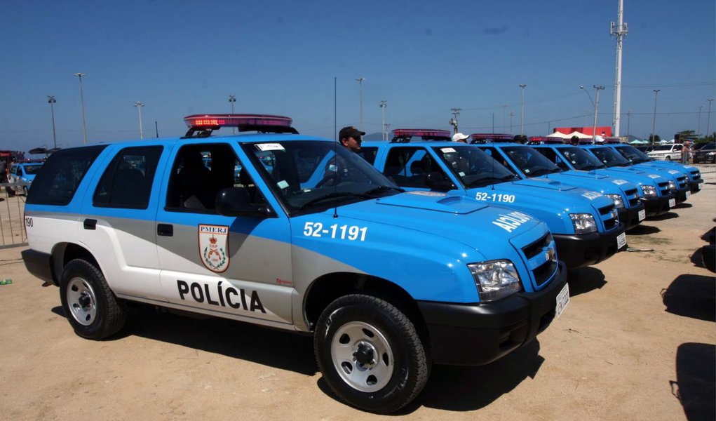 Levantamento feito pelo jornal O Globo apontou que é, no mínio um contraste os entre veículos usados por policiais e a retórica dos baixos salários; conforme pesquisa, soldados e sargentos, com remunerações de R$ 2,3 mil e R$ 4 mil, respectivamente, podem ser vistos dirigindo modelos que custam até 43 vezes o valor das duas remunerações como os utilitários Honda CR-V EXL e Hyundai Santa Fé e as caminhonetes Amarok CD High e Nissan Frontier, com tração 4x4; no 9º BPM (Rocha Miranda), por exemplo, está lotado um sargento proprietário de um Hyundai avaliada em R$ 102 mil, segundo Fipe