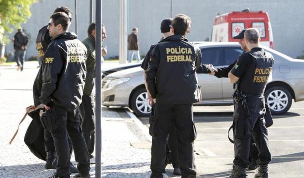 Cinco presos no Rio de Janeiro na sétima etapa da Operação Lava Jato, deixaram nesta sexta (14) a sede da Polícia Federal, na região central da cidade, às 19h15, em direção à Base Aérea do Galeão, na Ilha do Governador; da base aérea, eles serão levados para o Paraná, onde ficarão à disposição da Justiça Federal; todos foram transportados em um mesmo veículo da PF escoltados por dois carros com agentes federais