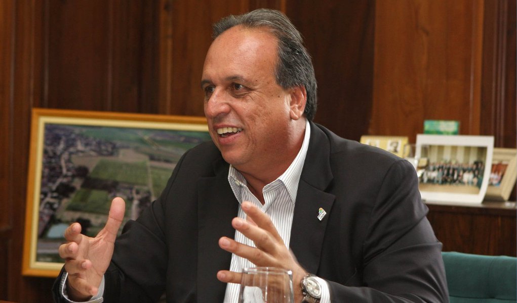 O desenvolvimento do Rio de Janeiro e as oportunidades de investimentos oferecidas pelo estado pontuaram o discurso do governador Luiz Fernando Pezão para cerca de 120 empresários mineiros, em Nova Lima (MG); Pezão garantiu infraestrutura e segurança jurídica a empresas interessadas em aportar em solo fluminense; "Só acredito em prosperidade com geração de empregos, bom ambiente de negócios e segurança jurídica e, isso, o estado do Rio oferece", afirmou Pezão